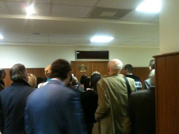 Кандидаты в новую коллегию присяжных перед входом в зал суда