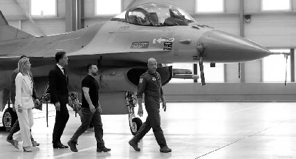 В этот день первая партия истребителей F-16 прибыла на Украину